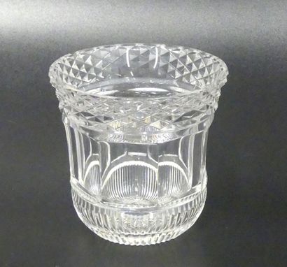 St Louis : small cut crystal vase
H 10 cm...