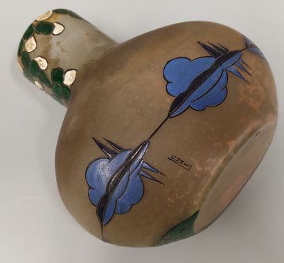 Verrerie de LEUNE (1861 - 1930)
An enameled...