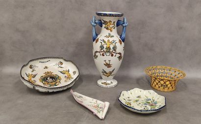 A set of Gien ceramics including :
A Médicis...