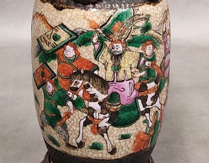 A pair of cloisonné vases with dragon design
H...