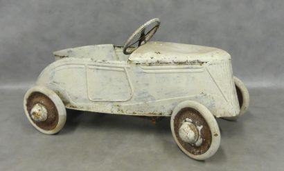 A white-painted sheet metal pedal car 
Oxidation...
