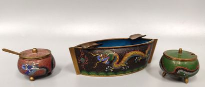 A pair of cloisonné vases with dragon design
H...
