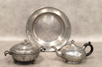Pewter lot: a dish marked SCL - diam 27.8...