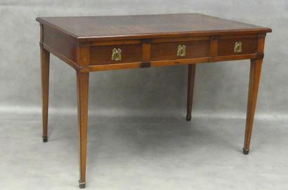 Middle desk with three drawers in front
Leather...