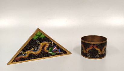 A pair of cloisonné vases with dragon design
H...