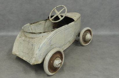 A white-painted sheet metal pedal car 
Oxidation...