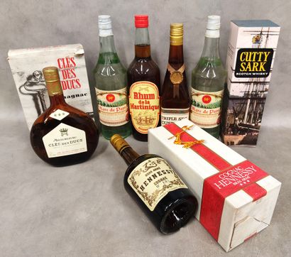 Lot of seven bottles of alcohol:
Two bottles...