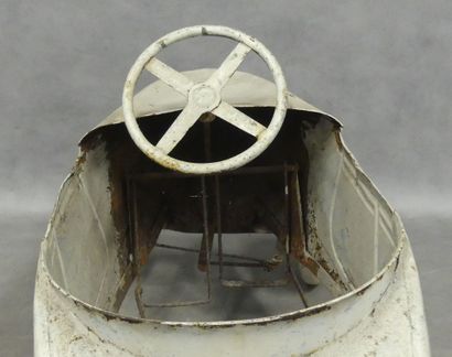 A white-painted sheet metal pedal car 
Oxidation...