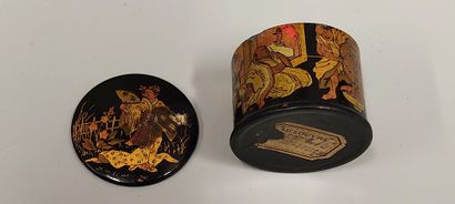 Lot: a pair of round frames decorated with...