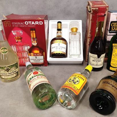 Batch of seven bottles of alcohol:
A bottle...