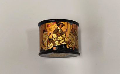 Lot: a pair of round frames decorated with...