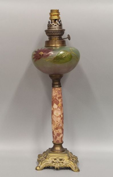 An oil lamp in the 1900 style
onyx shaft...