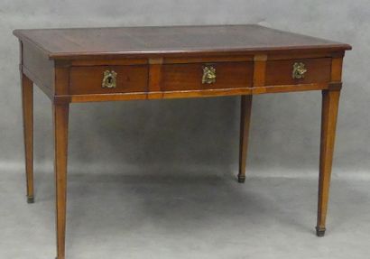 Middle desk with three drawers in front
Leather...
