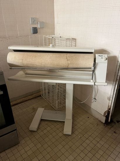 MIELE. Sheet ironing machine.
As is.