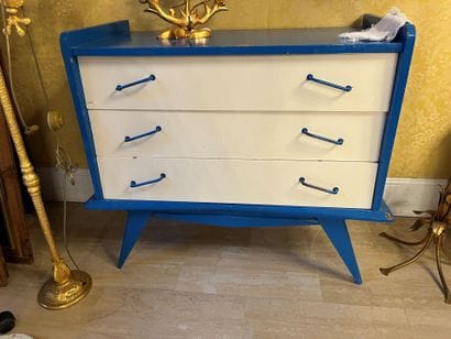 70's-style COMMODE opening with three drawers...