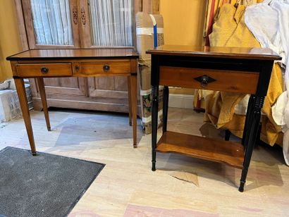LOT comprising :
-a stylish tiered desk opening...
