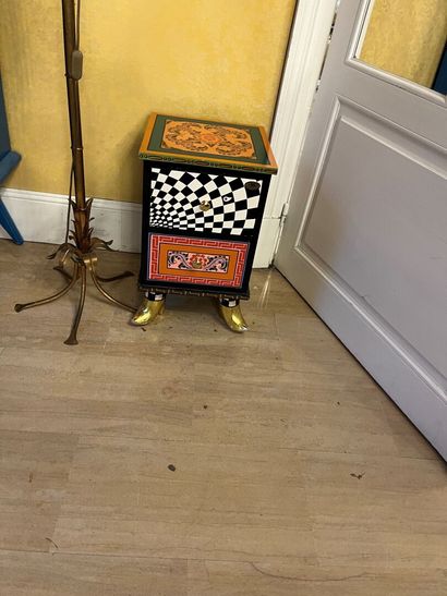 70's-style COMMODE opening with three drawers...