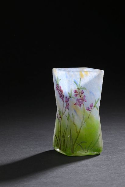 DAUM Nancy
Petit vase en verre à décor de...