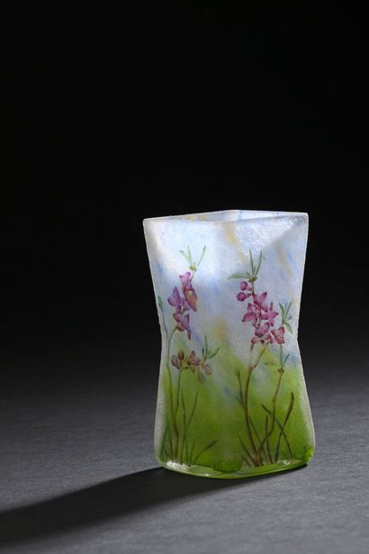 DAUM Nancy
Petit vase en verre à décor de...