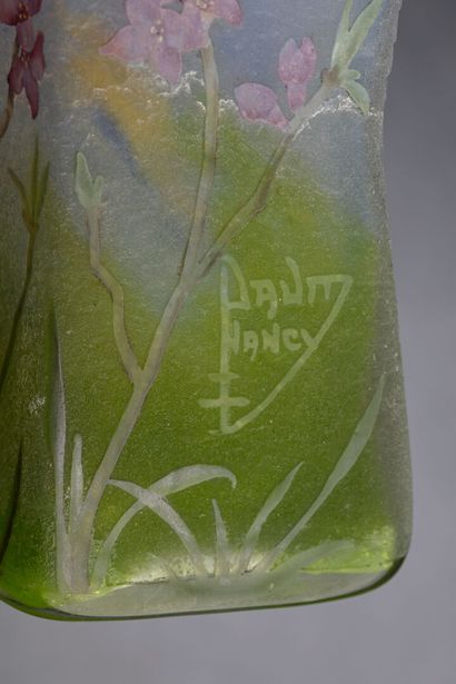 DAUM Nancy
Petit vase en verre à décor de...