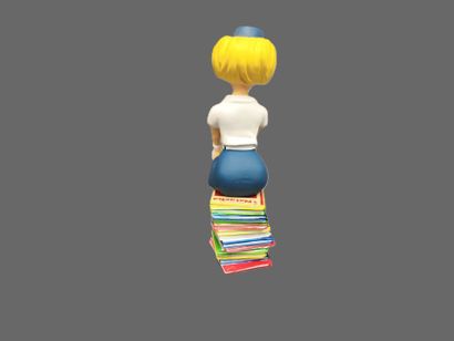 NATACHA assise sur une pile de livres
Statuette...