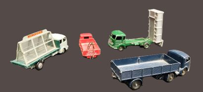 Dinky Toys : 4 camions Ford - Panhard - Simca
sans...
