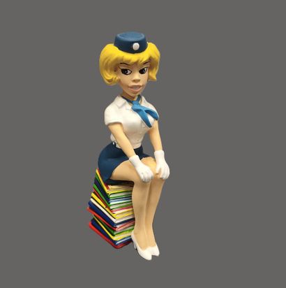 NATACHA assise sur une pile de livres
Statuette...