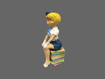 NATACHA assise sur une pile de livres
Statuette...