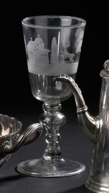Grand verre à jambe en verre incolore et...