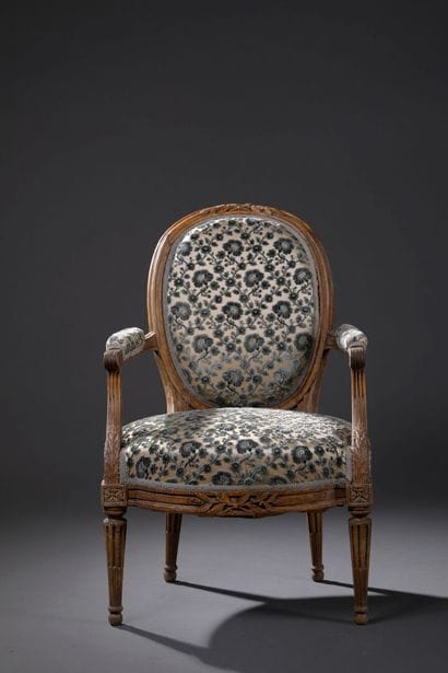 Fauteuil en bois mouluré et sculpté attribué...