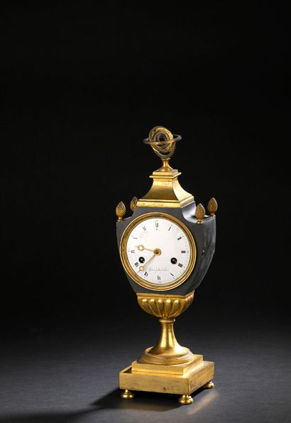 Pendule en bronze doré et patiné d'époque...
