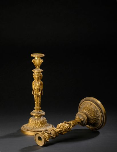 Paire de bougeoirs en bronze ciselé et doré...
