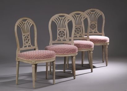 Suite de quatre chaises en bois mouluré et...