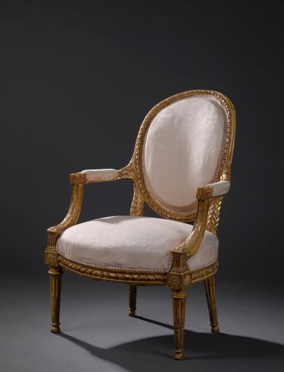 Fauteuil en bois mouluré, richement sculpté...