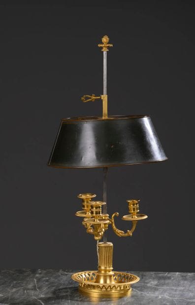 Lampe bouillotte à trois lumières en bronze...