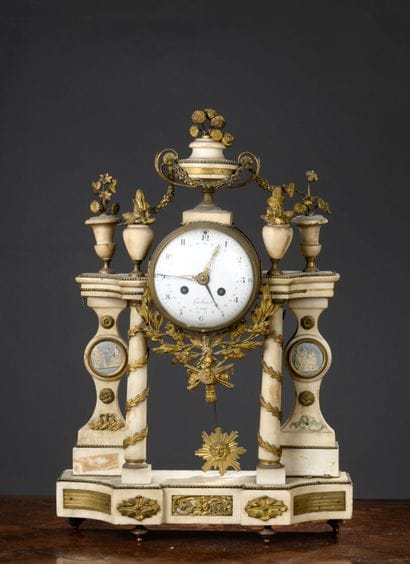 Pendule portique en marbre blanc, bronze...