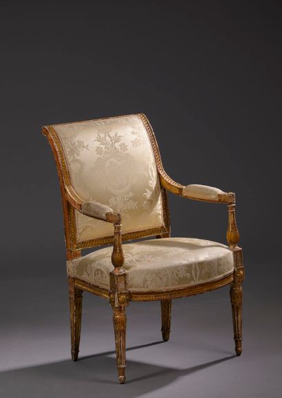 Fauteuil en bois mouluré, sculpté et doré...