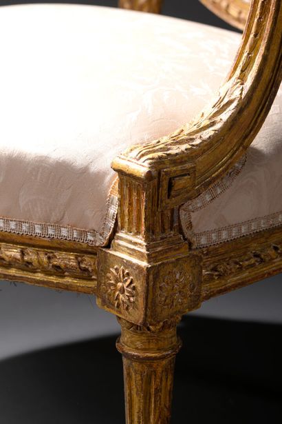 Fauteuil en bois mouluré, richement sculpté...