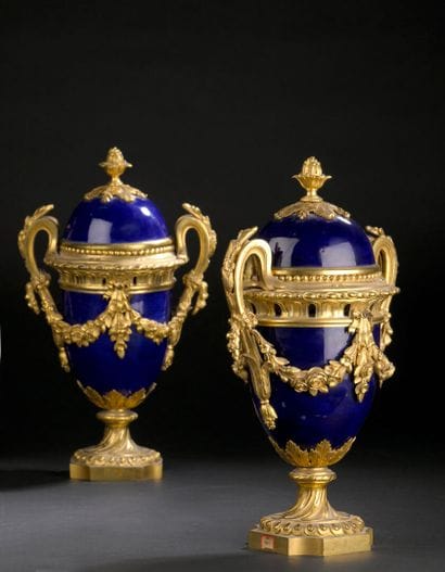 SÈVRES, vers 1775-1785
Paire de vases couverts...