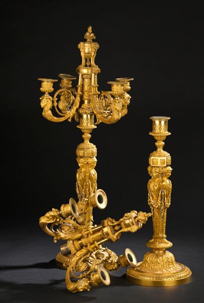 Paire de candélabres en bronze ciselé et...