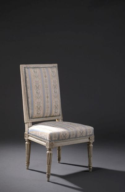 Chaise chauffeuse en bois mouluré et sculpté...