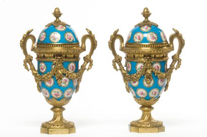 SÈVRES, vers 1775-1785
Paire de vases couverts...