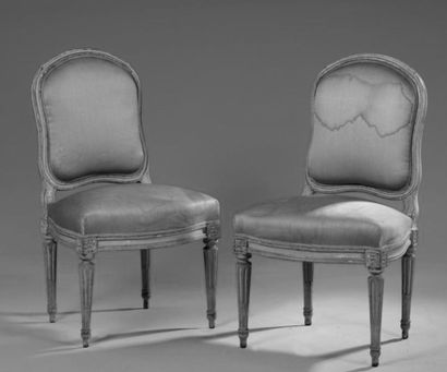 Chaise en bois mouluré et sculpté estampillée...