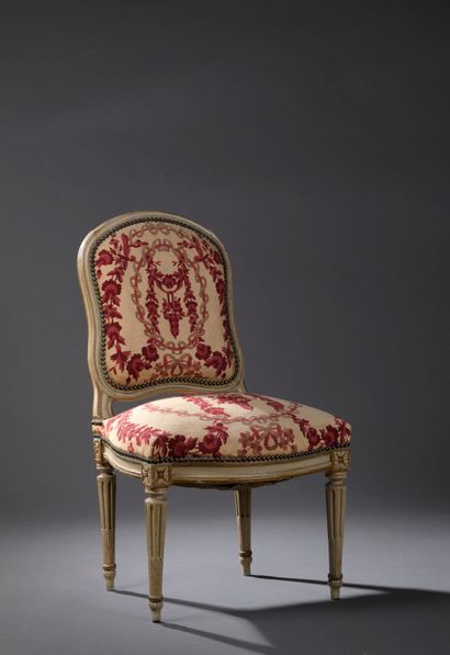 Chaise en bois mouluré et sculpté estampillée...