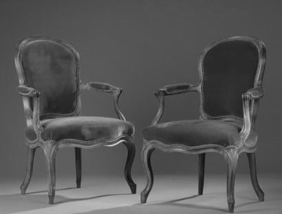 Fauteuil en bois mouluré et sculpté, estampillé...