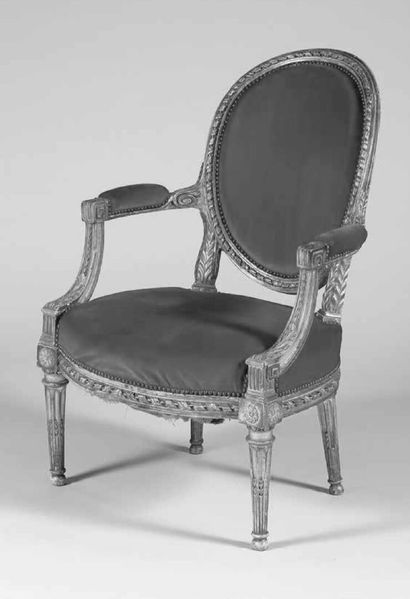 Fauteuil en bois mouluré, richement sculpté...