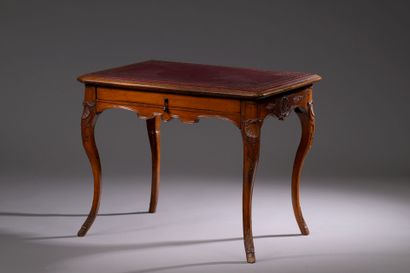 Table de jeu en noyer mouluré et sculpté...