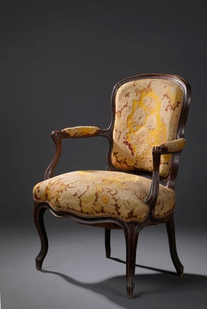 Fauteuil en bois mouluré et sculpté, estampillé...