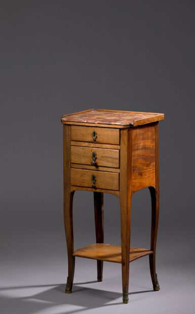 Petite table à écrire en acajou estampillée...