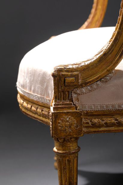 Fauteuil en bois mouluré, richement sculpté...